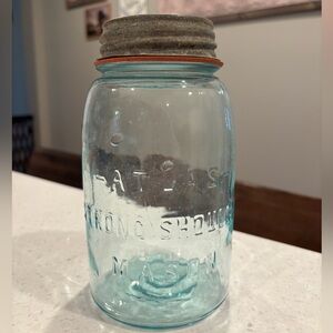 VINTAGE BLUE ATLAS STRONG SHOULDER MASON JAR